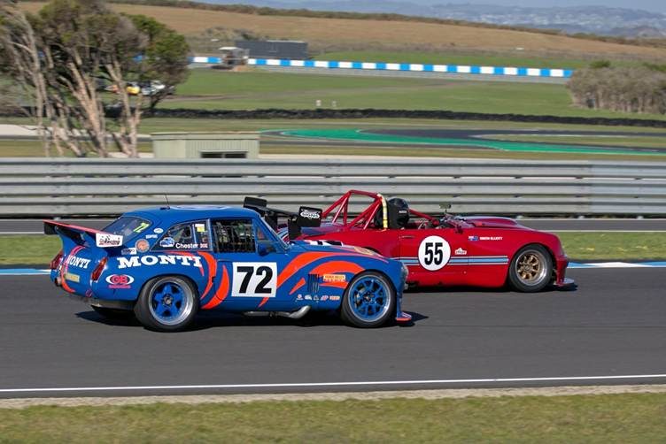Phil Chester 72 and Simon Elliott 55 heading into turn 1 (Photo Kaye Trathen)